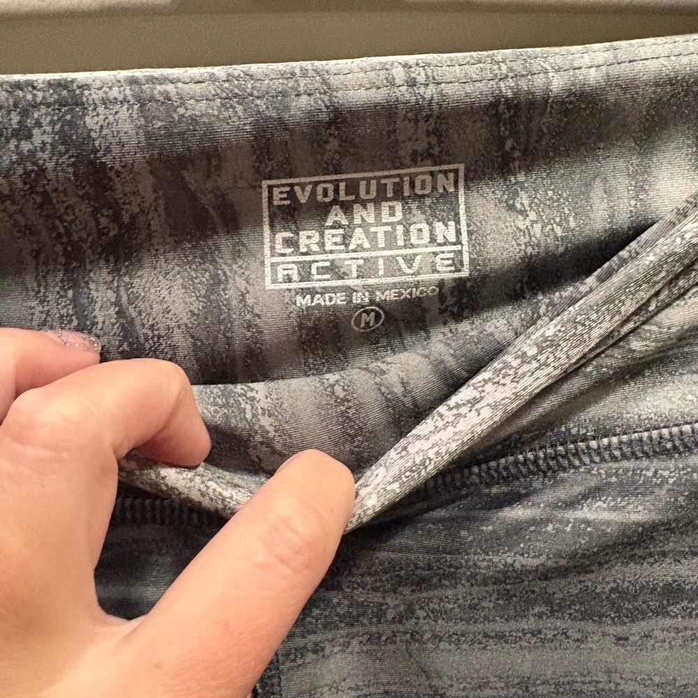 🔥 2/$10 3/12$ Evolution and Creation skull leggings Medium - Picture 3 of 4